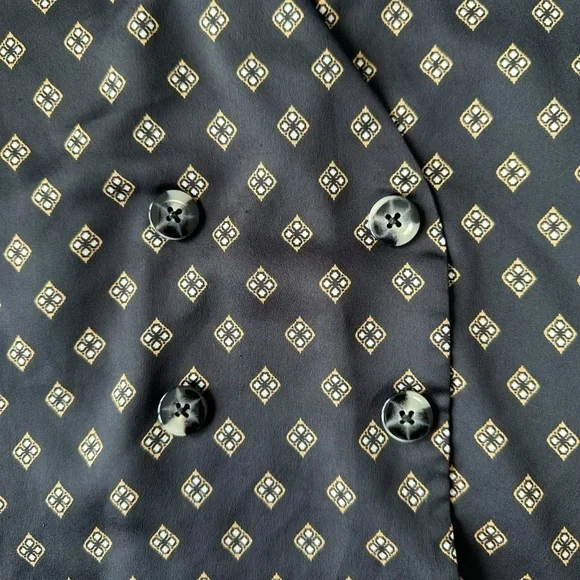 DYNAMITE V-NECK SHORT SLEEVE SATIN TOP IN BLACK WITH GOLD DETAILS  SIZE XS - Picture 4 of 11